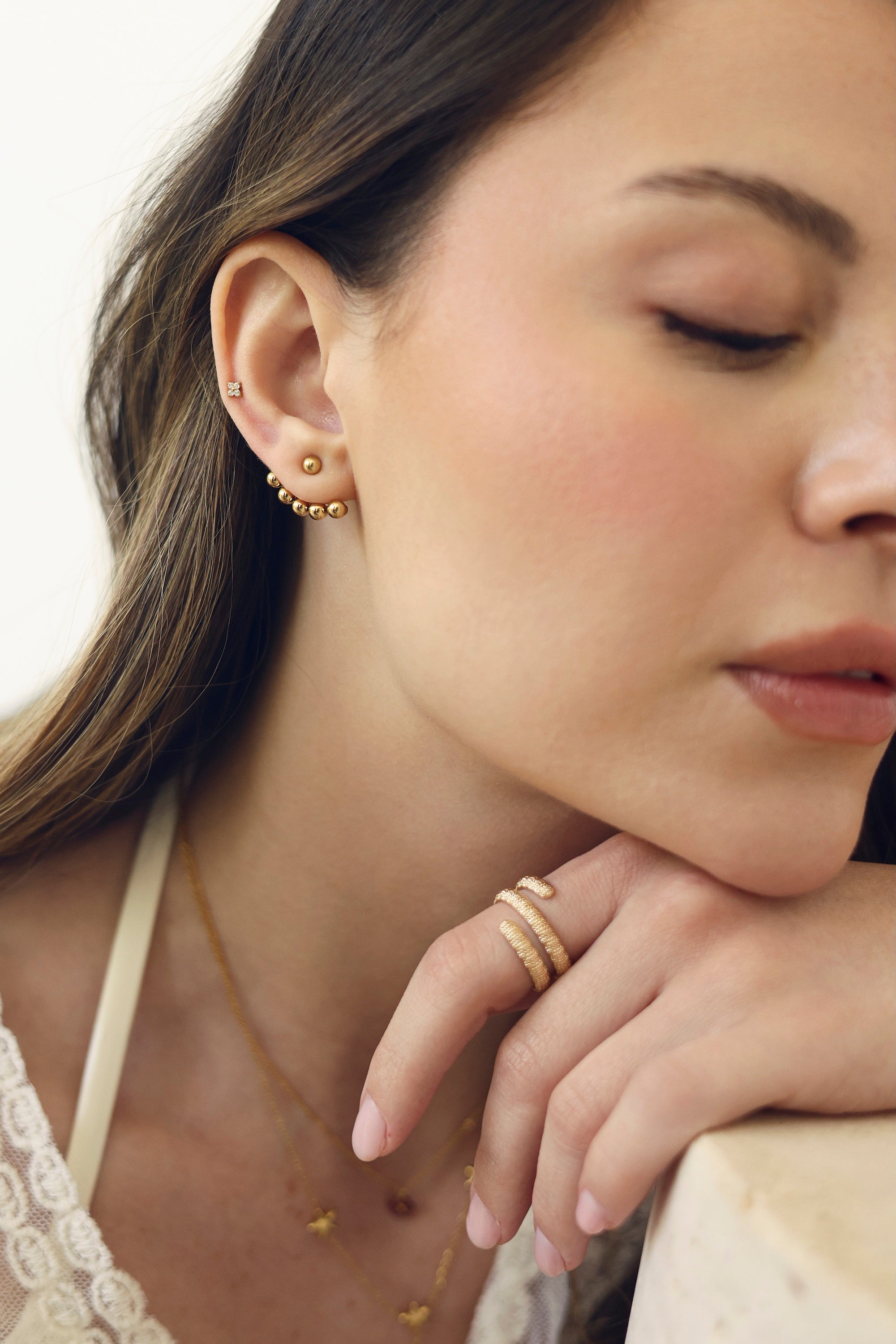 Boucles d'oreilles ear jacket dorées Lysea perlées - Bijou porté