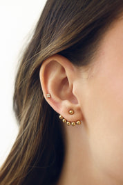 Boucles d'oreilles ear jacket dorées Lysea perlées - Bijou porté