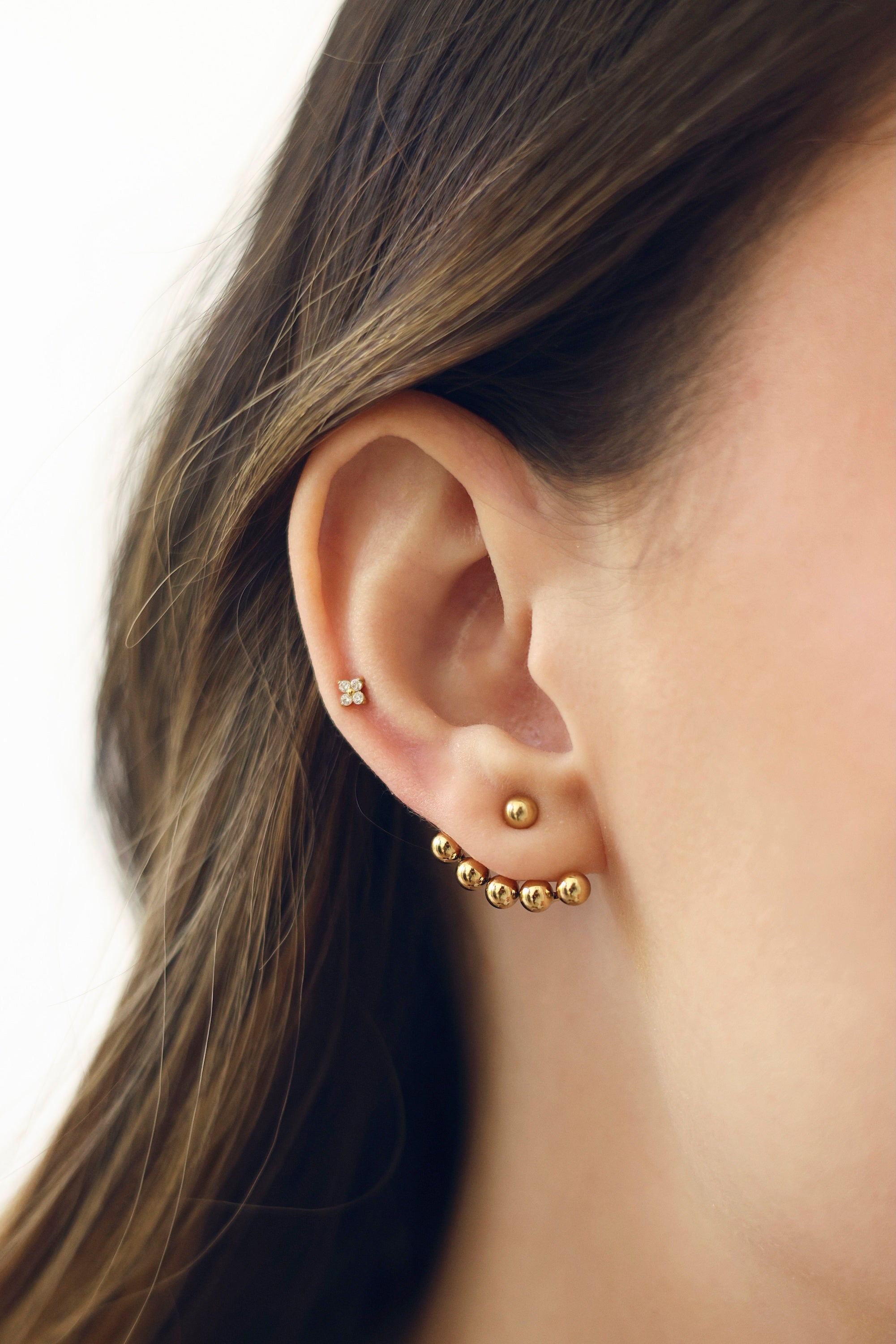 Boucles d'oreilles ear jacket dorées Lysea perlées - Bijou porté