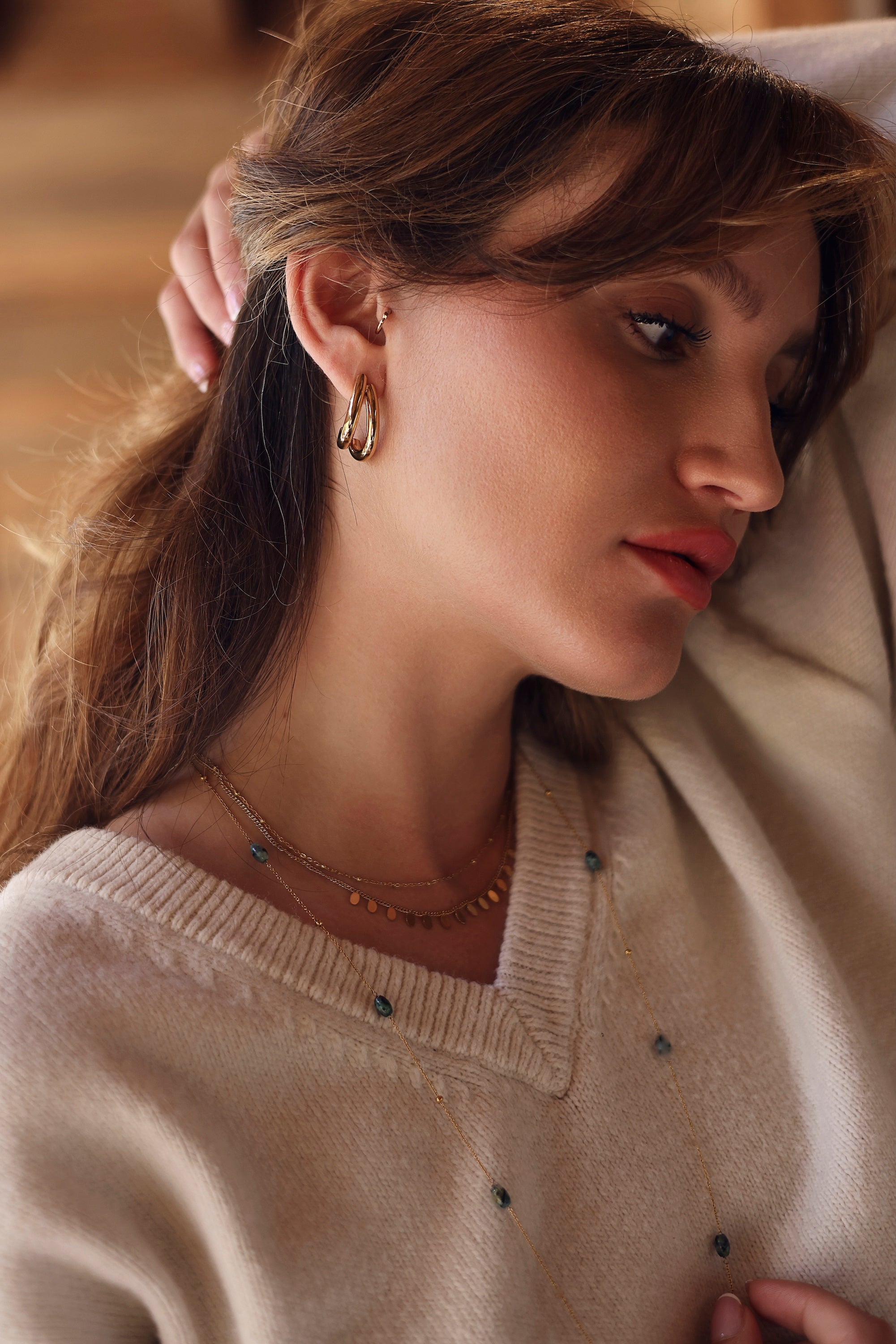 Boucles d'oreilles dorées Madi - Bijou porté