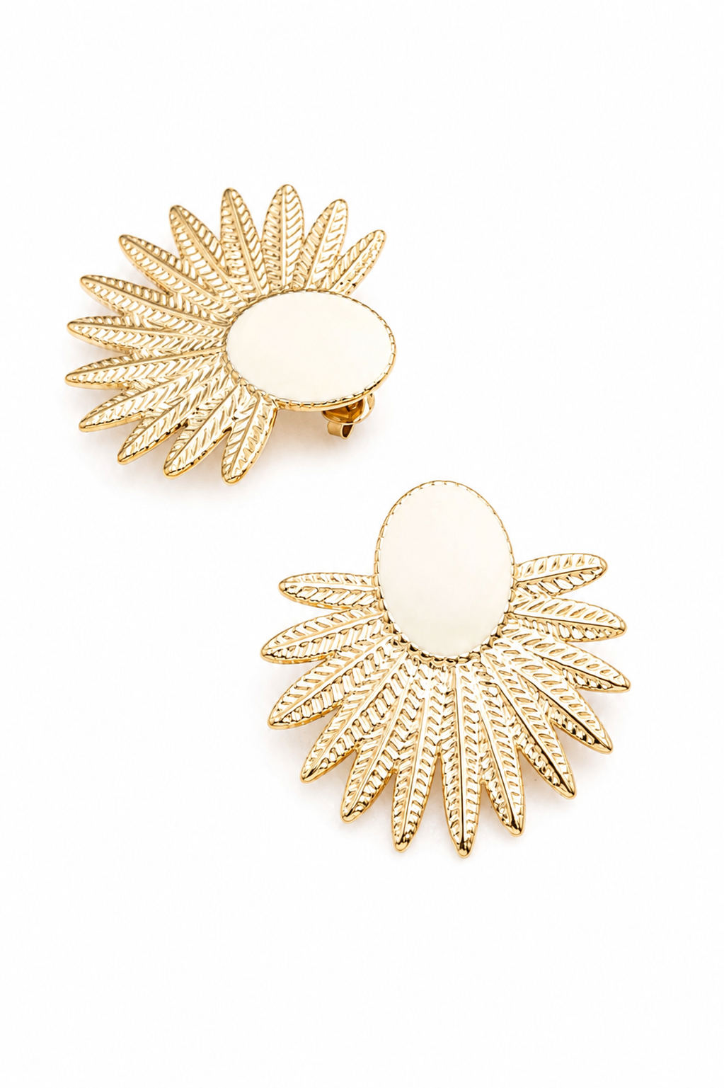 Boucles d'oreilles dorées Mary blanc motif feuille et ovale coloré - Bijou sur fond blanc