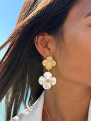 Boucles d'oreilles pendantes dorées Melanie avec fleur texturée et fleur en nacre - Bijou porté