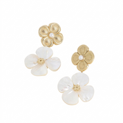 Boucles d'oreilles pendantes dorées Melanie avec fleur texturée et fleur en nacre - Bijou photographié sur fond blanc