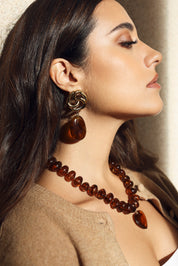 Boucles d'oreilles pendantes dorées Nali brun avec pendentif en acétate coloré - Bijou porté
