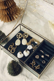 Boucles d'oreilles pendantes dorées Nali crème avec pendentif en acétate coloré - Bijou photographié dans une boîte à bijoux en velours vert