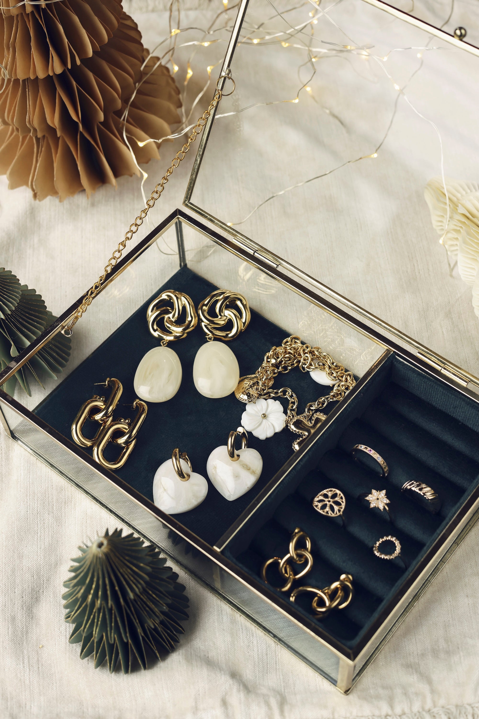 Boucles d'oreilles pendantes dorées Nali crème avec pendentif en acétate coloré - Bijou photographié dans une boîte à bijoux en velours vert