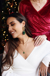 Boucles d'oreilles pendantes dorées Nali vert avec pendentif en acétate coloré - Bijou porté