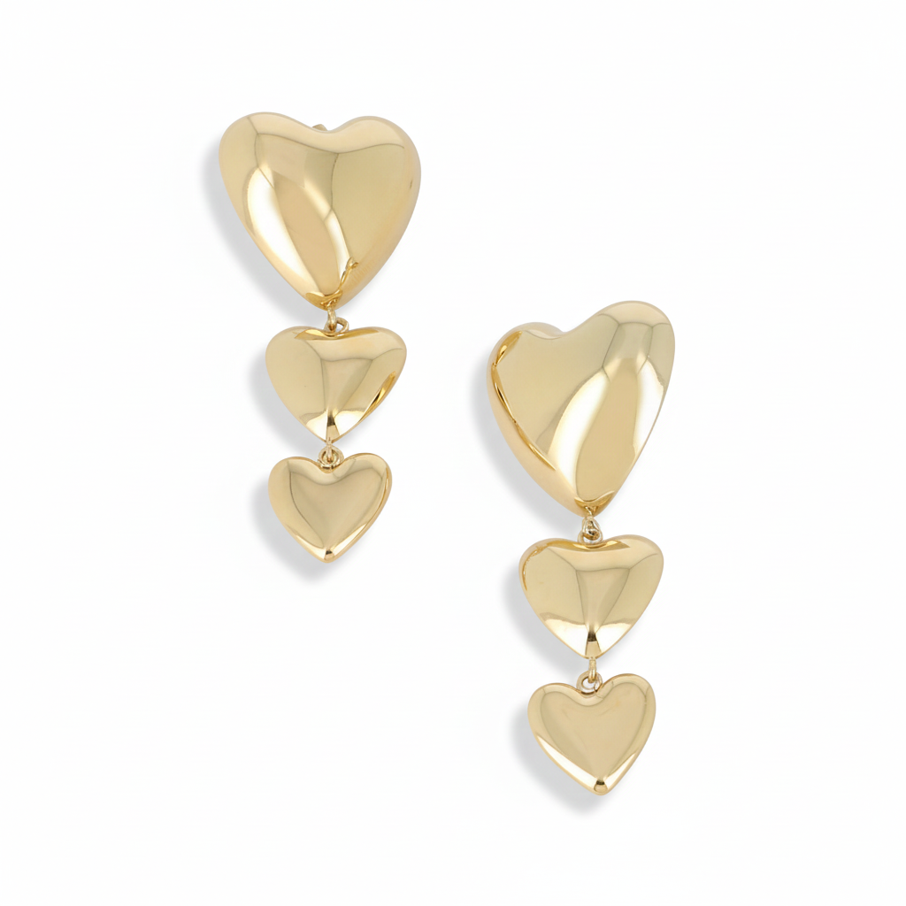 Boucles d'oreilles pendantes Raelle dorées cœurs - Bijou photographié sur fond blanc