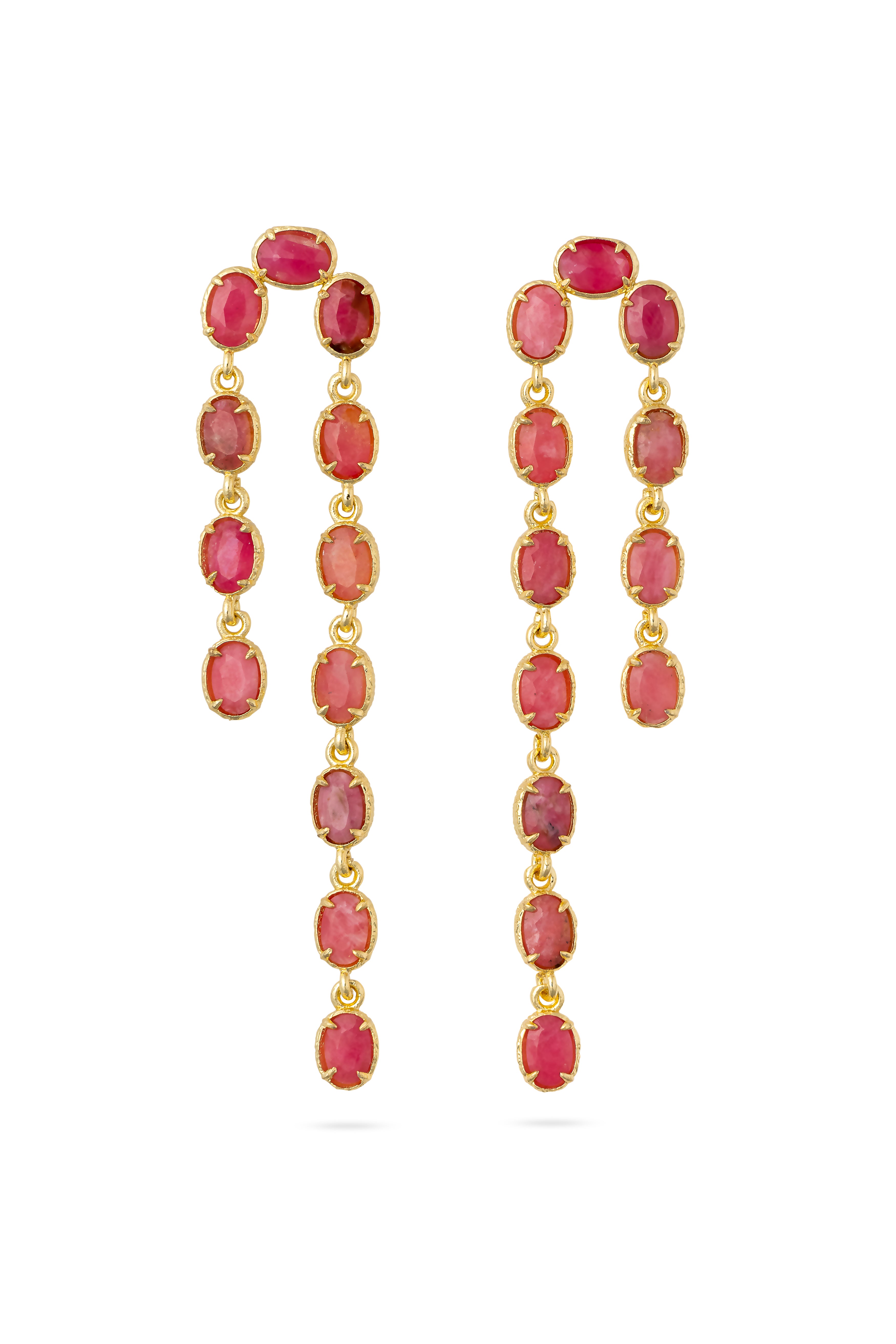 Boucles d'oreilles pendantes dorées Rosella rhodonite ornées de pierres de rhodonite - Bijou sur fond blanc