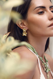 Boucles d'oreilles pendantes dorées Sacha composées d'un duo de fleurs - Bijou porté