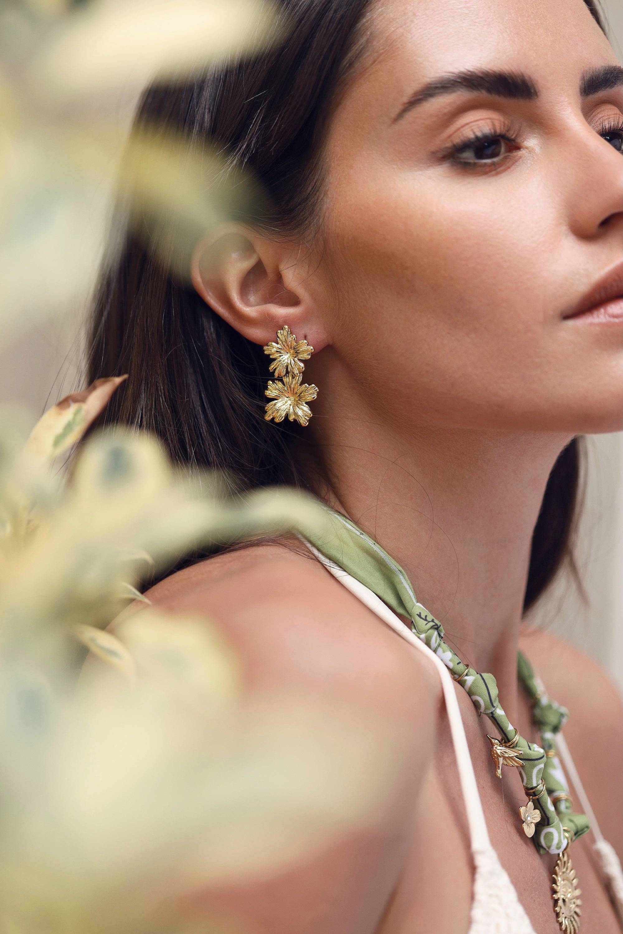 Boucles d'oreilles pendantes dorées Sacha composées d'un duo de fleurs - Bijou porté