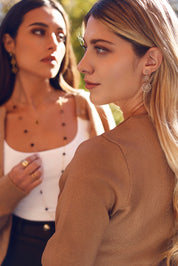 Boucles d'oreilles pendantes dorées Seviana motif mandala - Bijou porté