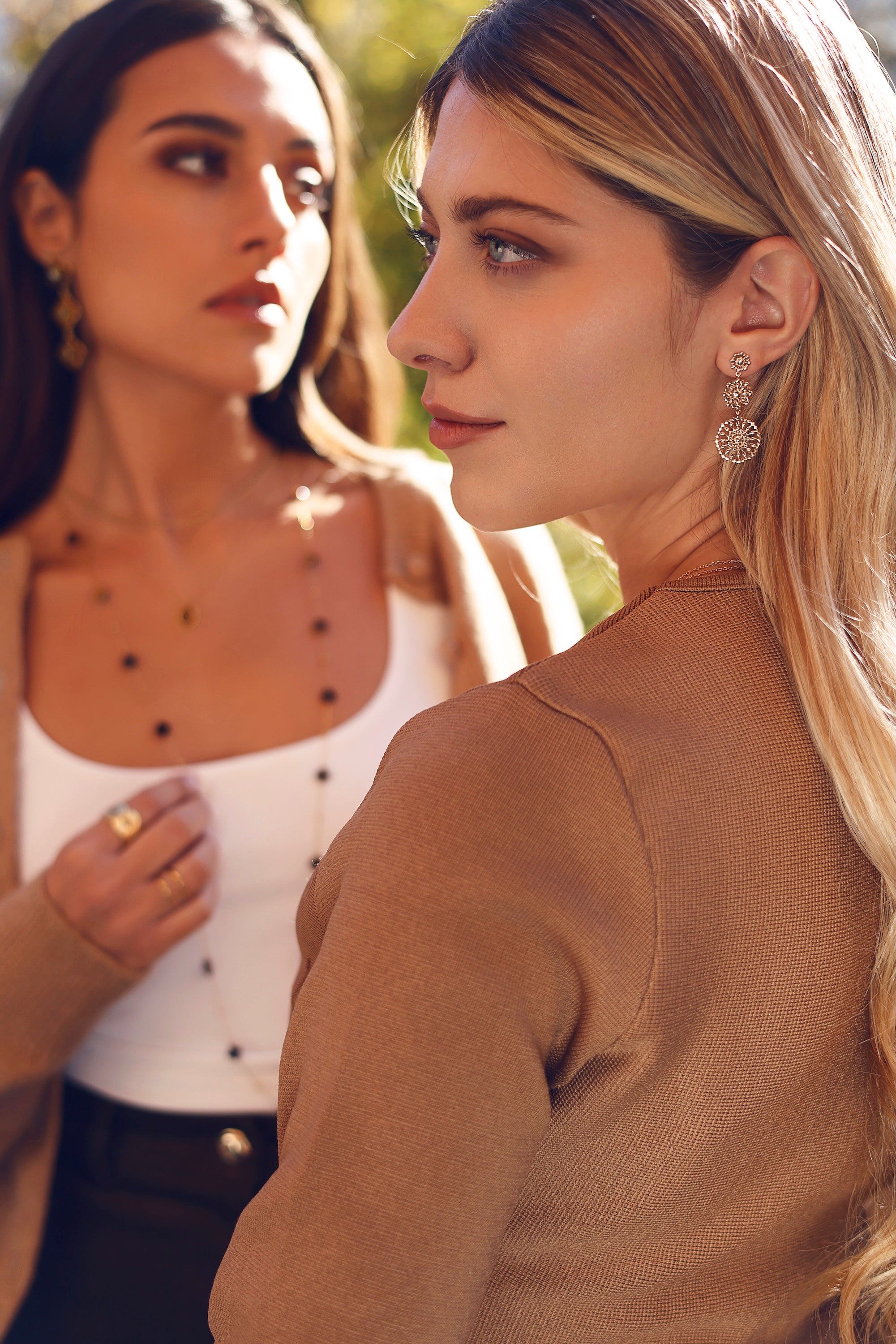 Boucles d'oreilles pendantes dorées Seviana motif mandala - Bijou porté