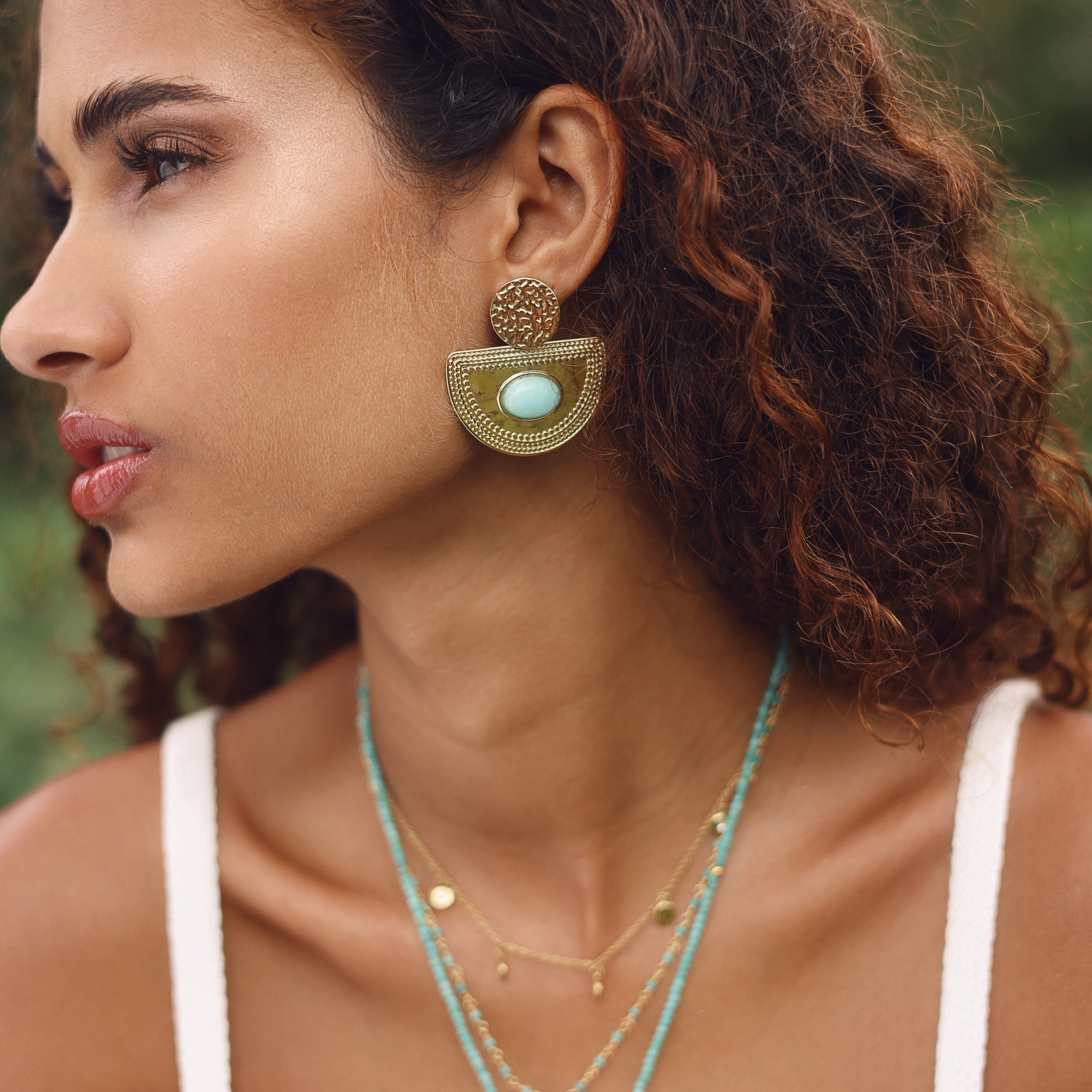 Boucles d'oreilles pendantes dorées Solal amazonite - Bijou porté