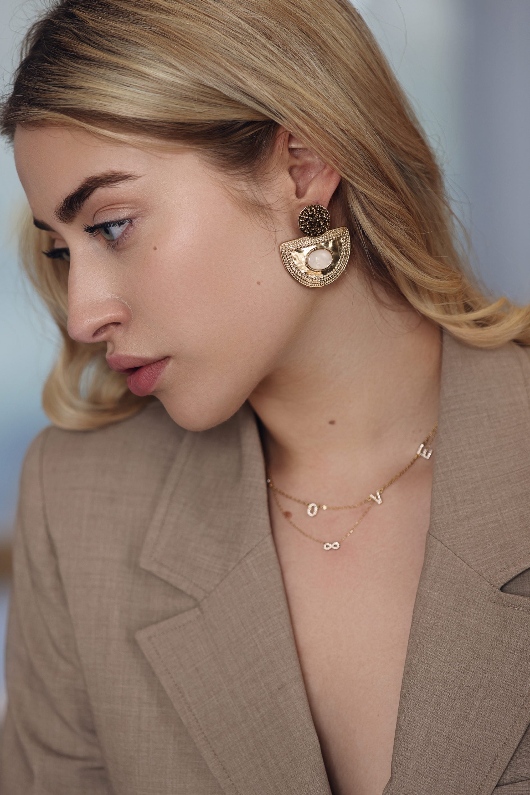 Boucles d'oreilles pendantes dorées Solal nacre - Bijou porté
