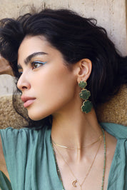 Boucles d'oreilles pendantes dorées Tharia aventurine motif trèfles ornées de pierres naturelles - Bijou porté