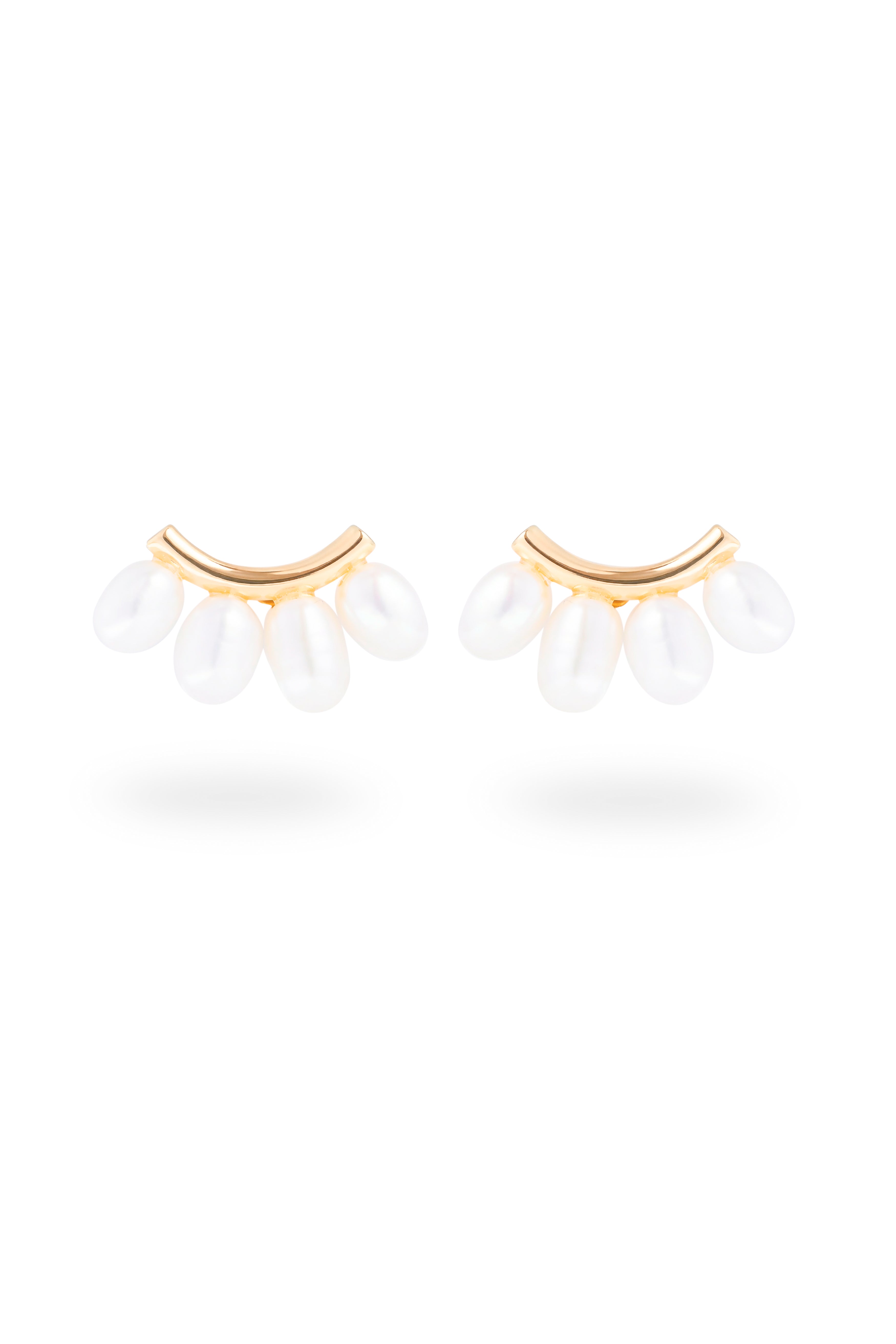 Boucles d'oreilles dorées Tijana effet barrette ornées de nacres - Bijou photographié sur fond blanc