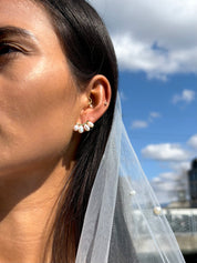 Boucles d'oreilles dorées Tijana effet barrette ornées de nacres - Bijou porté