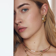 Boucles d'oreilles en acier inoxydable doré Alexa nacre en forme de demi-fleur - Bijou porté