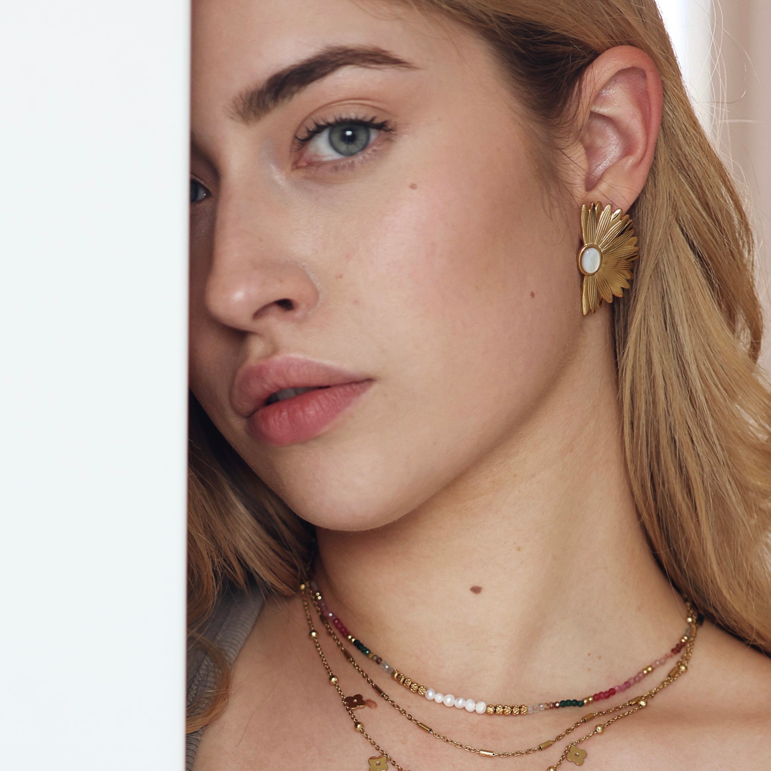 Boucles d'oreilles en acier inoxydable doré Alexa nacre en forme de demi-fleur - Bijou porté
