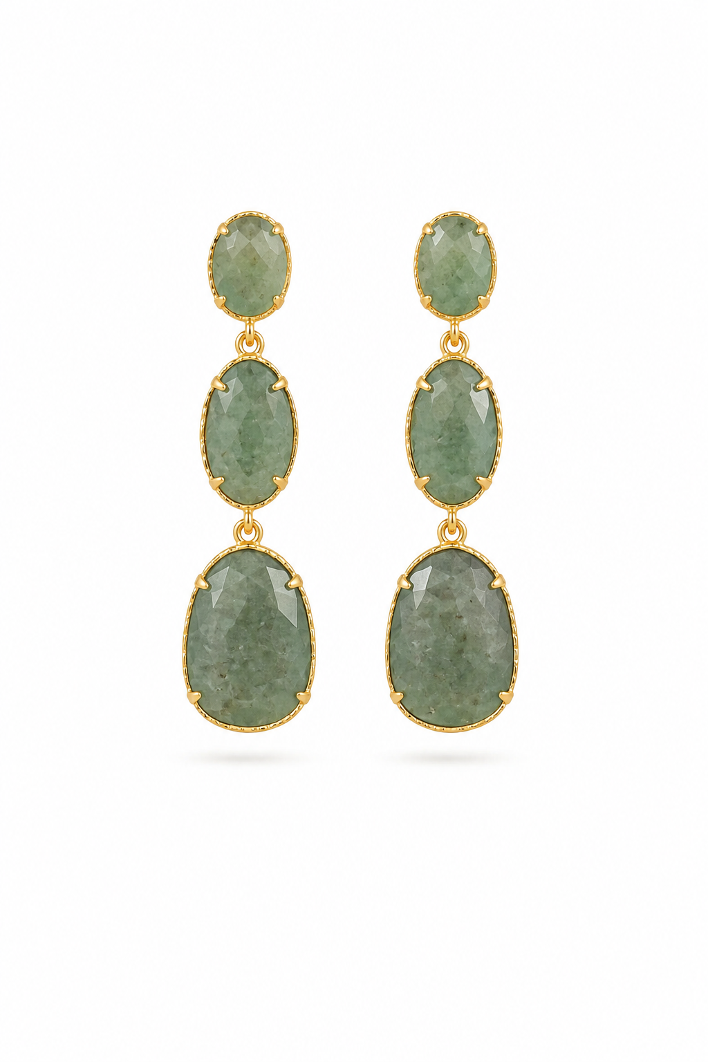 Boucles d'oreilles pendantes dorées Alissandra quartz fraise vert pierre naturelle - Bijou sur fond blanc