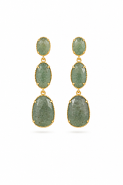 Boucles d'oreilles pendantes dorées Alissandra quartz fraise vert pierre naturelle - Bijou sur fond blanc