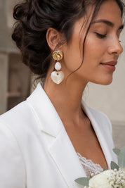 Boucles d'oreilles pendantes dorées Anelie avec cœur en acétate - Bijou porté