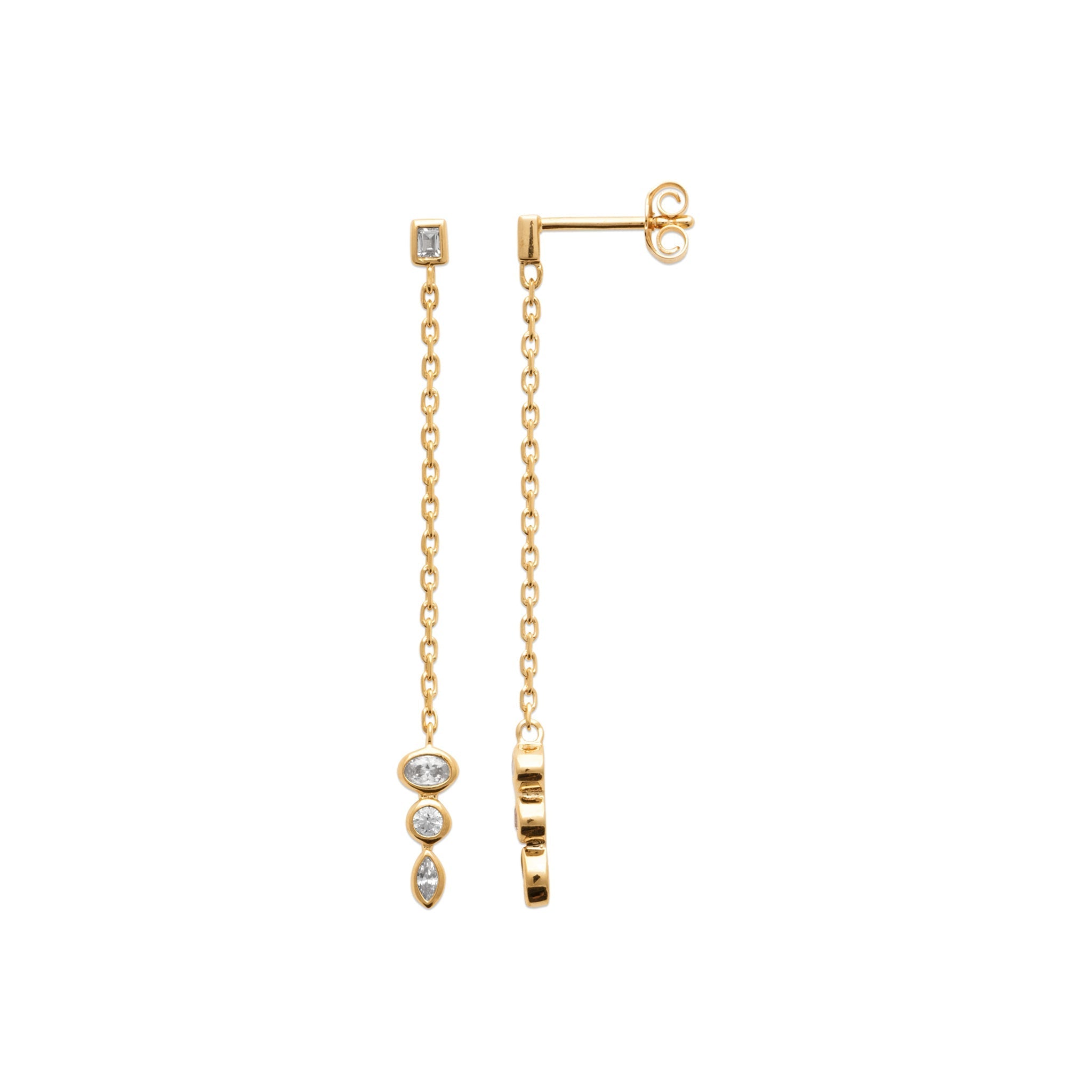 Boucles d'oreilles pendantes dorées chaîne avec zircons - Bijou photographié sur fond blanc