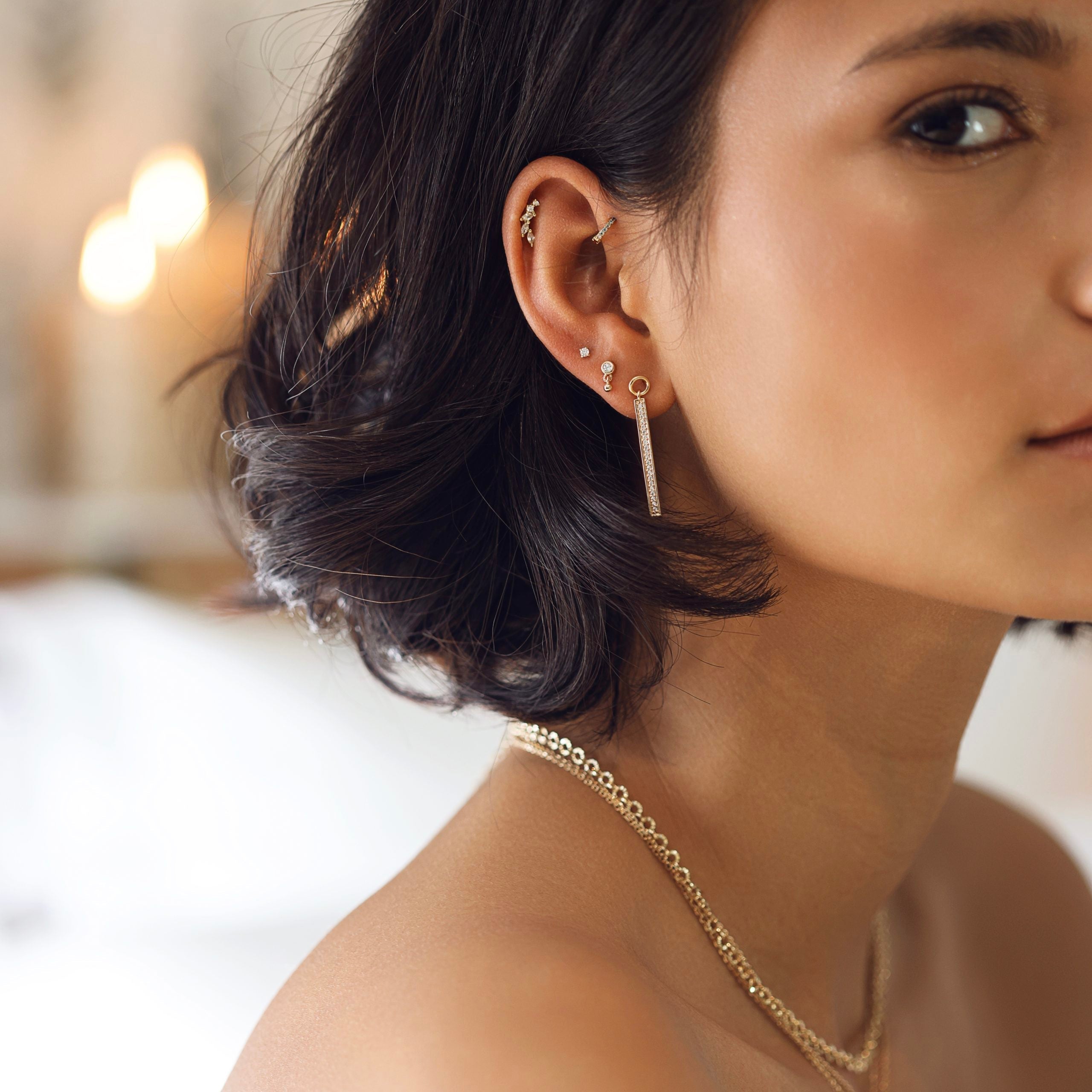 Boucles d'oreilles dorées pendantes Béatrice - Bijou porté
