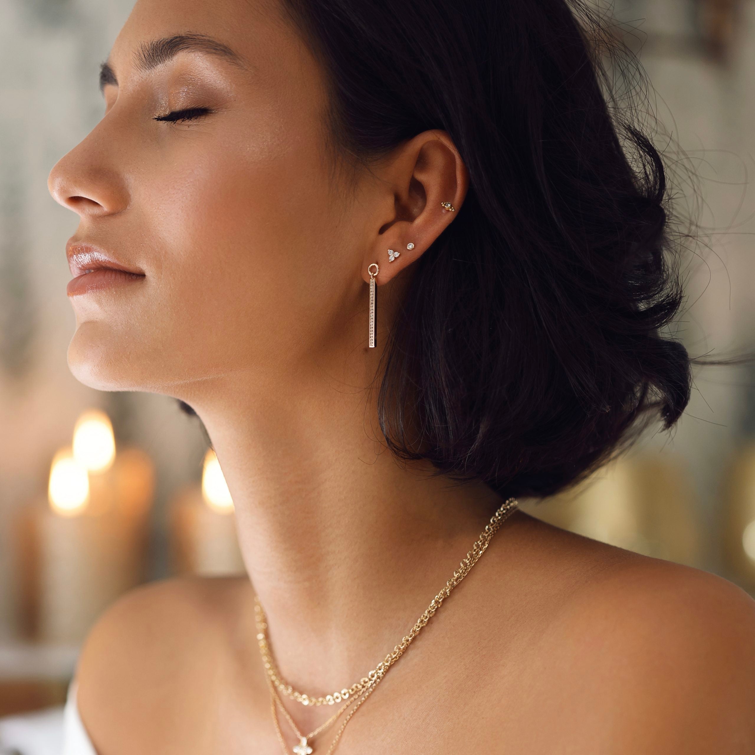 Boucles d'oreilles dorées pendantes Béatrice - Bijou porté