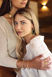 Boucles d'oreilles pendantes dorées Bora vert avec pendentif en acétate - Bijou porté