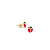 Boucles d’oreilles dorées enfant en forme de coccinelle - Bijou sur fond blanc