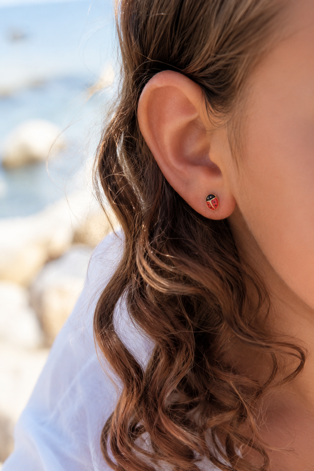 Boucles d’oreilles dorées enfant en forme de coccinelle - Bijou porté