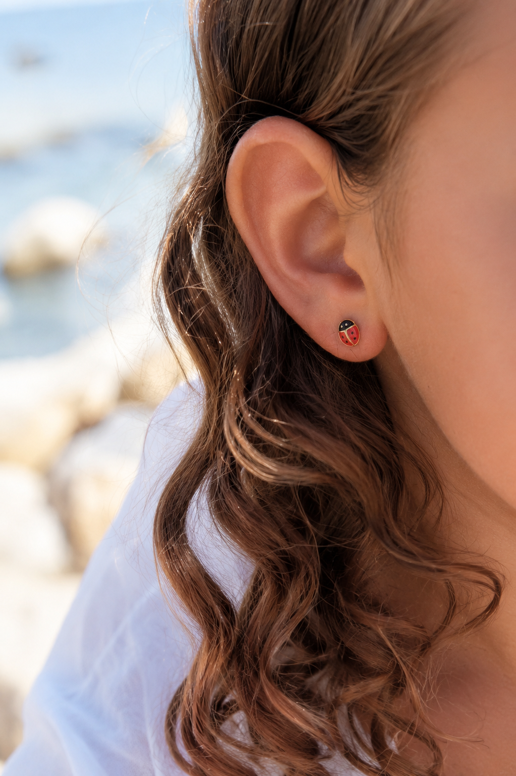 Boucles d’oreilles dorées enfant en forme de coccinelle - Bijou porté
