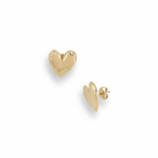 Boucles d'oreilles puces Cova dorées cœurs effet brossés - Bijou photographié sur fond blanc