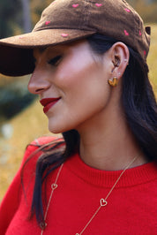 Boucles d'oreilles puces Cova dorées cœurs effet brossés - Bijou porté