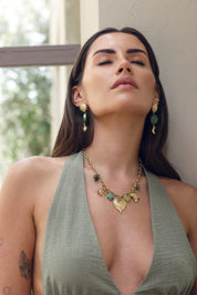 Boucles d'oreilles pendantes dorées Cyrielle verte soleil, lune et acétate verte - Bijou porté