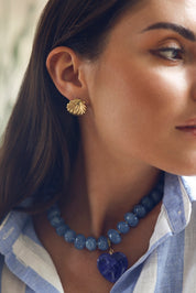 Boucles d'oreilles puces dorées Eliya en forme de coquillage - Bijou porté
