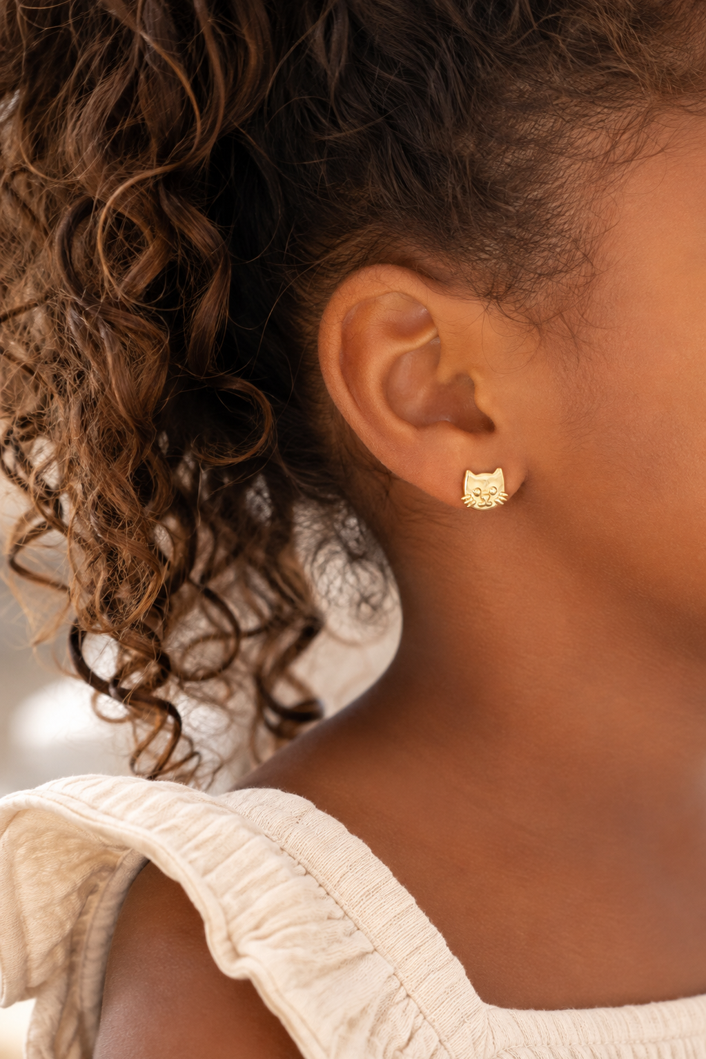 Boucles d’oreilles dorées enfant Chat - Bijou porté