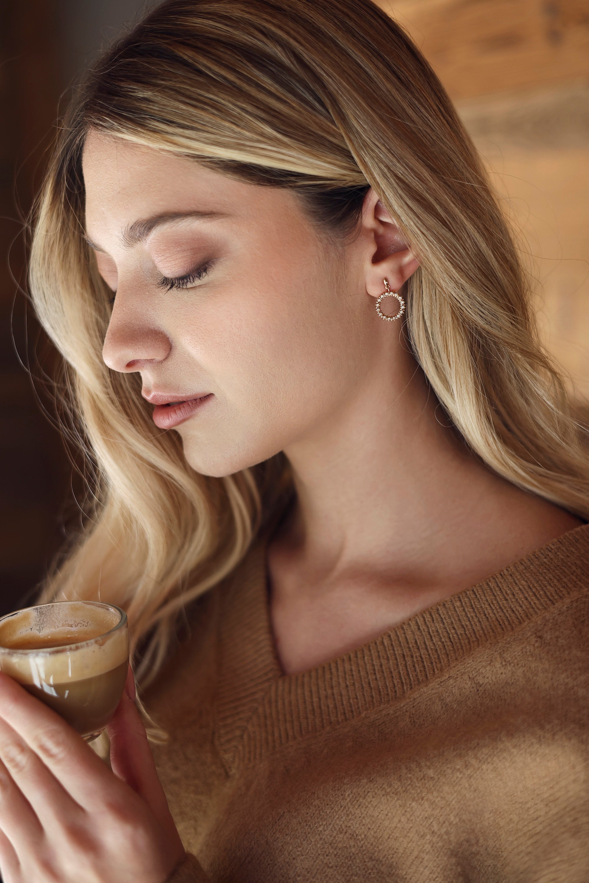 Boucles d'oreilles pendantes dorees Enora au design circulaire serties de zircons - Bijou porté