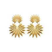 Boucles d'oreilles pendantes dorées Idalia feuilles - Bijou sur fond blanc
