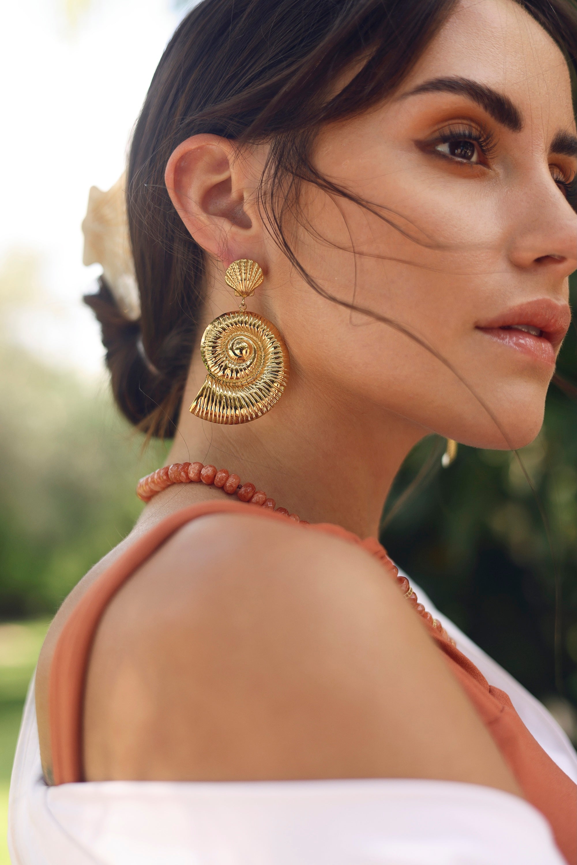 Boucles d'oreilles pendantes dorées Inaya ornées de coquillages - Bijou porté
