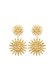 Boucles d'oreilles pendantes dorées Isabelle soleils martelés - Bijou sur fond blanc