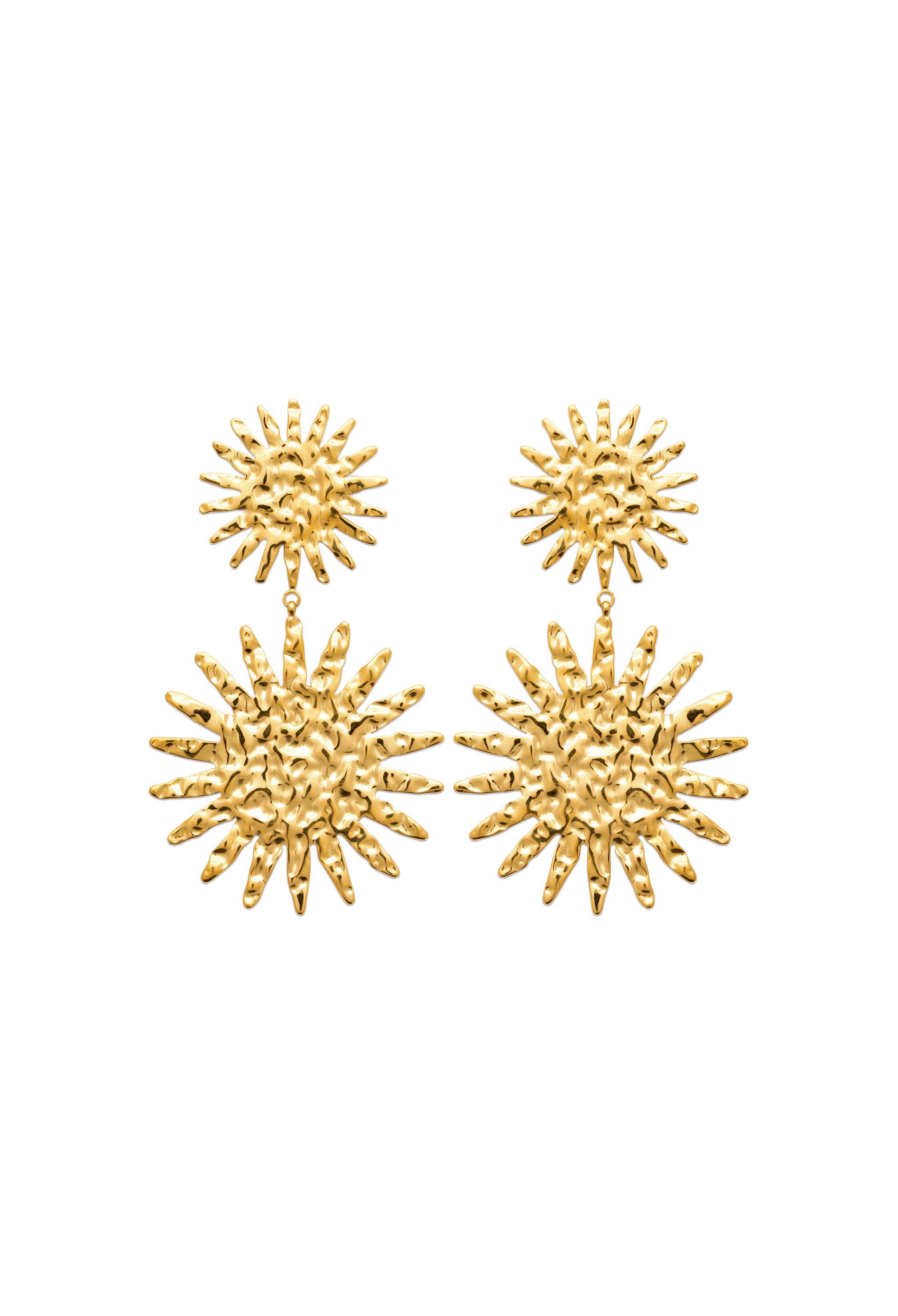 Boucles d'oreilles pendantes dorées Isabelle soleils martelés - Bijou sur fond blanc