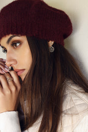 Boucles d'oreilles pendantes dorées Jamila à motifs orientaux - Bijou porté