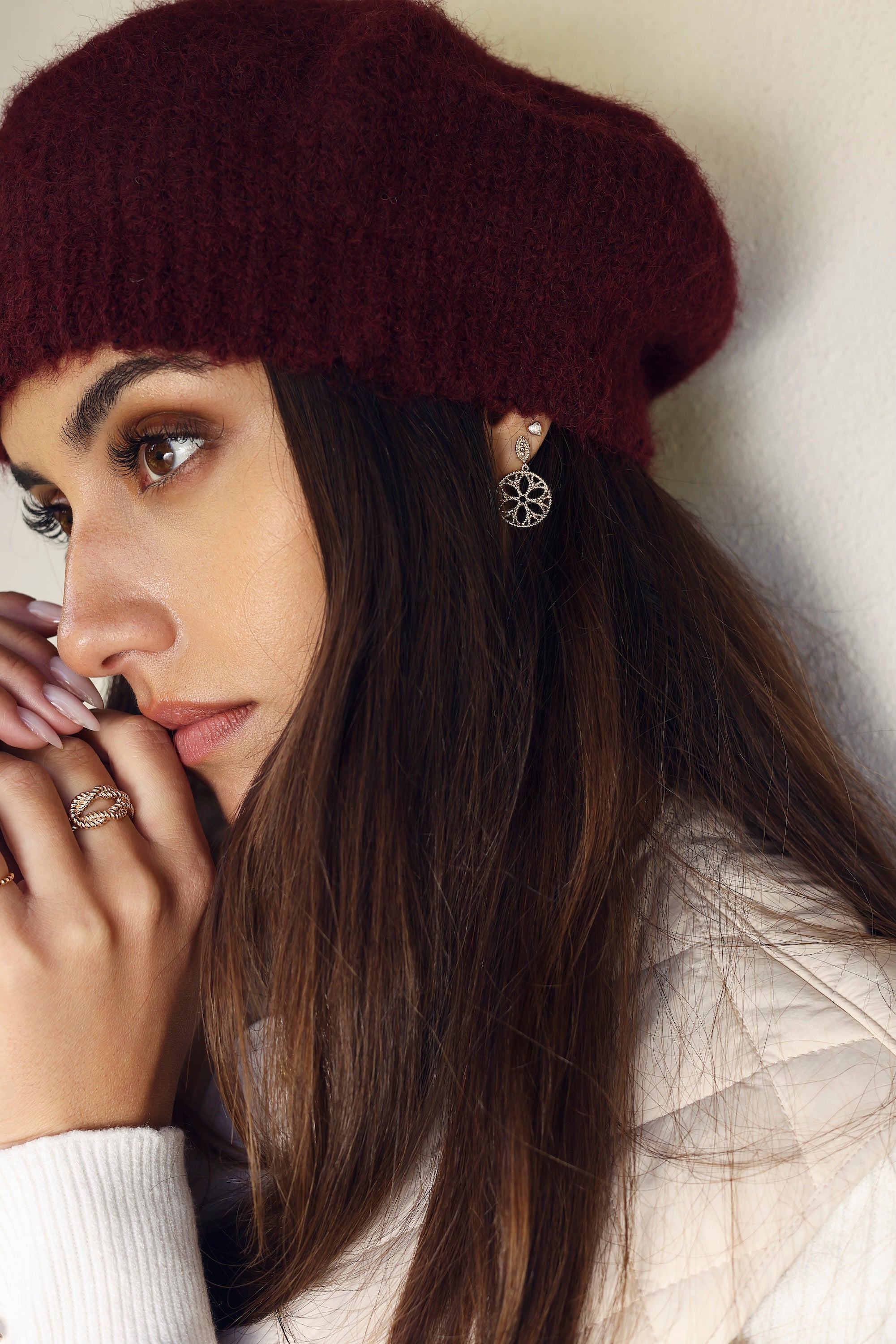 Boucles d'oreilles pendantes dorées Jamila à motifs orientaux - Bijou porté