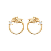 Boucles puces dorées Jang anneau orné d'une feuille et d'un zircon - Bijou sur fond blanc