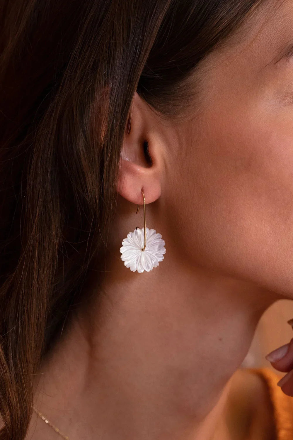 Boucles dorées Jasmina avec fleur en nacre - Bijou porté