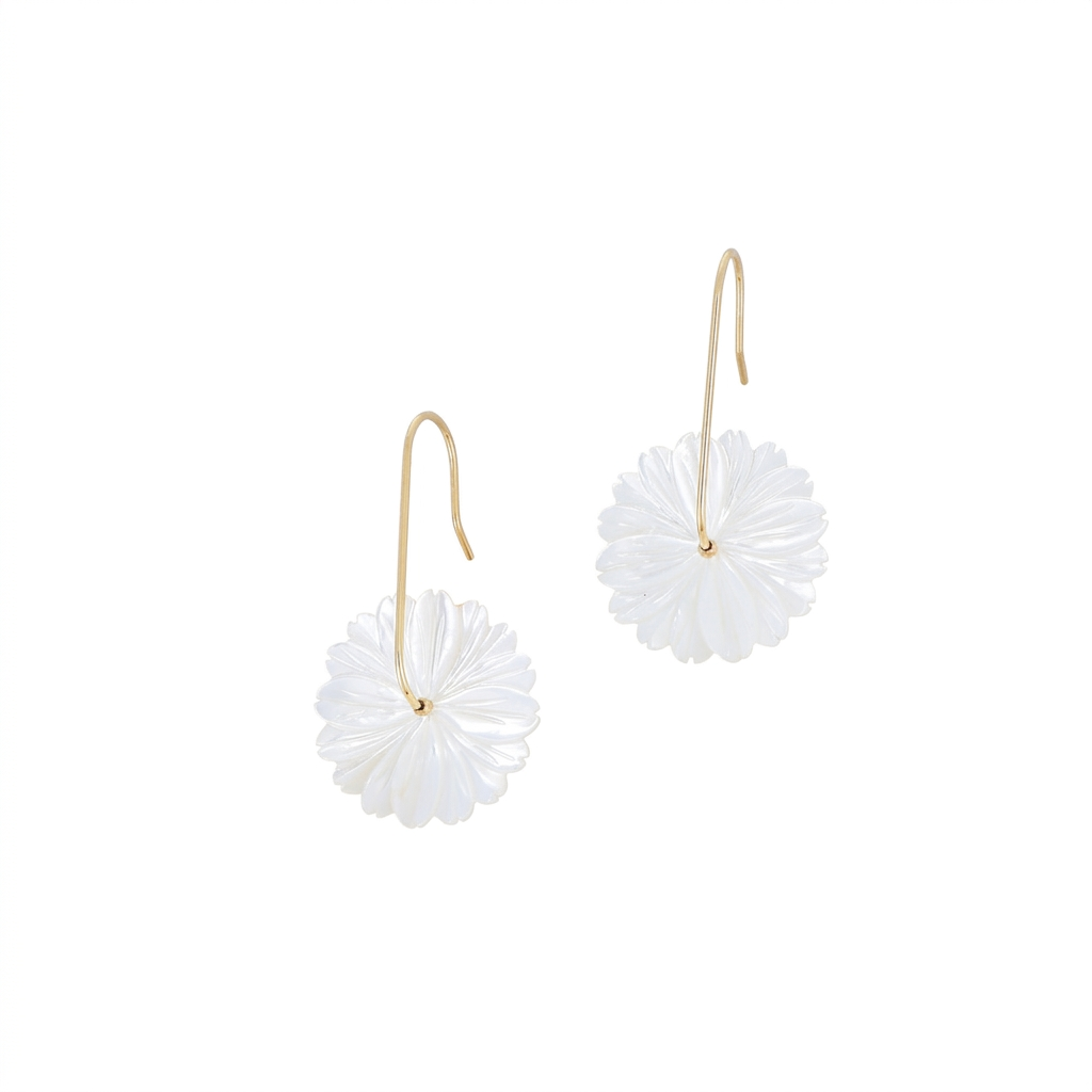 Boucles dorées Jasmina avec fleur en nacre - Bijou photographié sur fond blanc