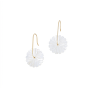 Boucles dorées Jasmina avec fleur en nacre - Bijou photographié sur fond blanc